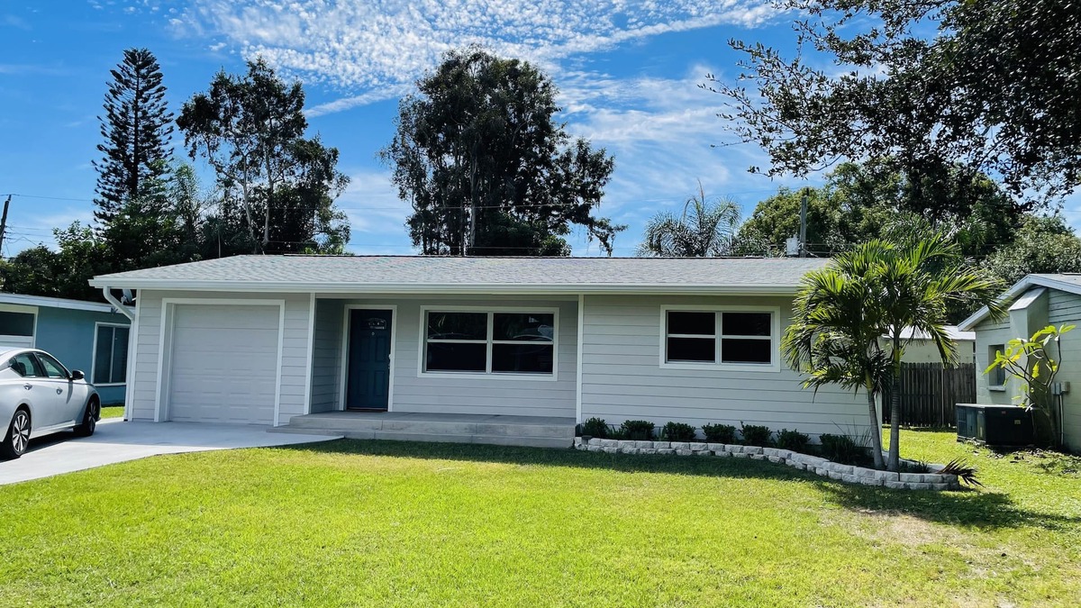 Riverview Estates House | Pre furnished 3 bed 2 bath house nearby the beach