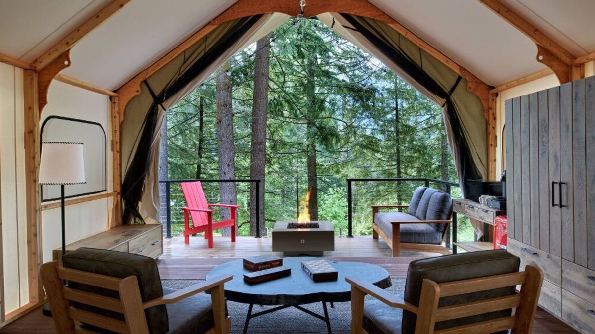 Stevenson House | Premier Glamping Getaway | King Bed + Soaking Tub