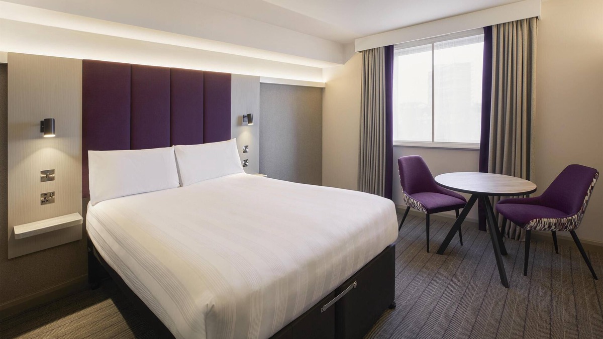 Epsom Hotel | Premier Inn Epsom Central