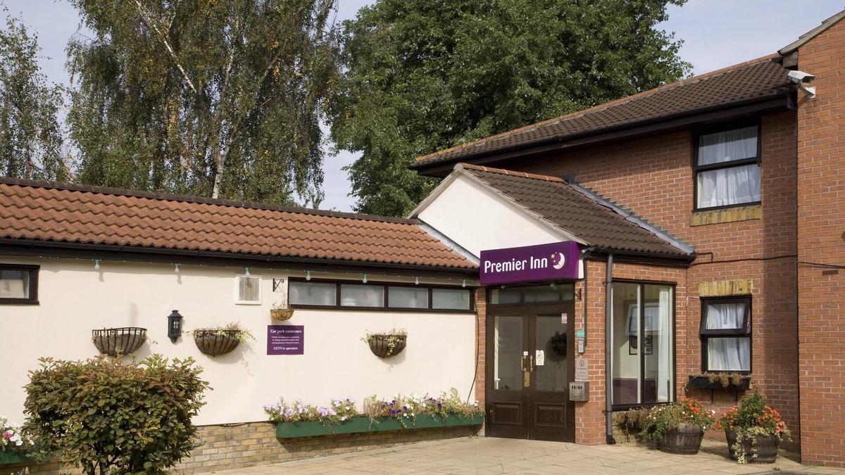Havering Hotel | Premier Inn London Romford West