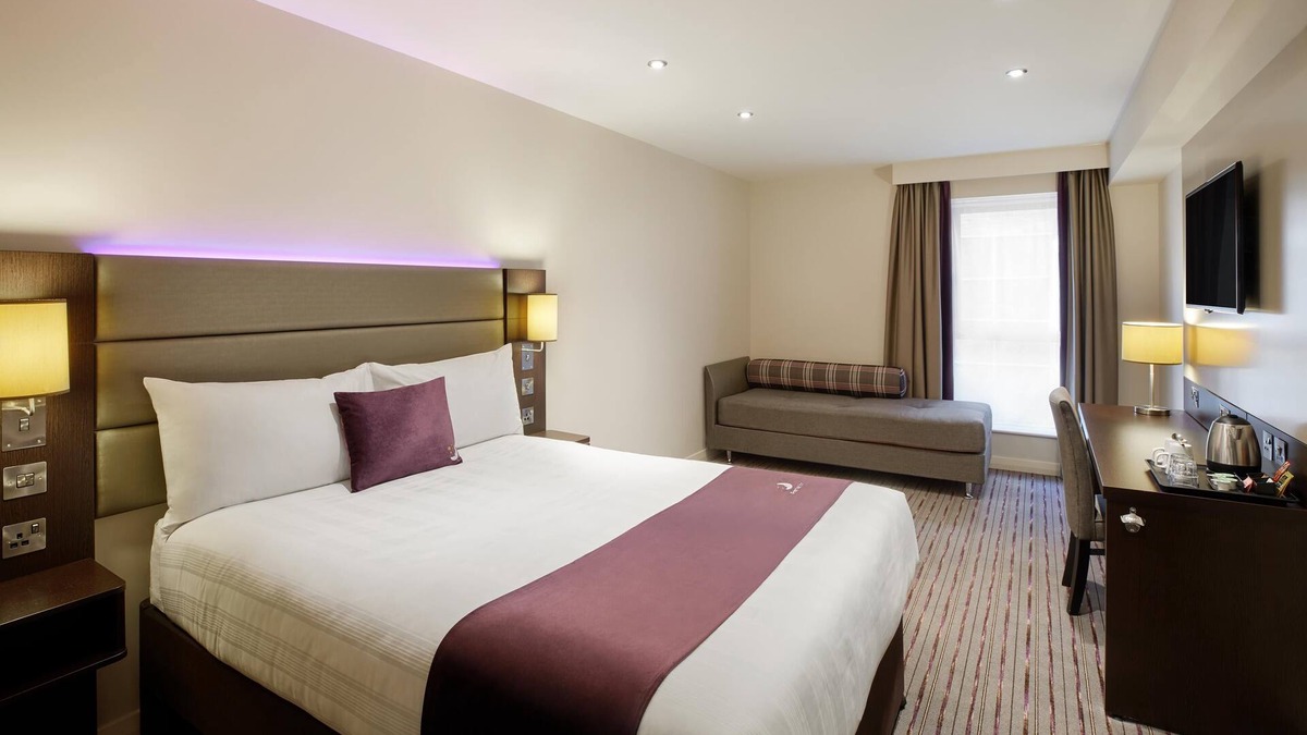 Eaton Socon Hotel | Premier Inn St. Neots - Colmworth Park