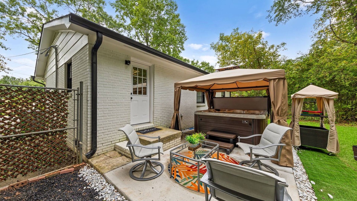 Charlotte House | Premium 3B Remodeled Home w Hot tub