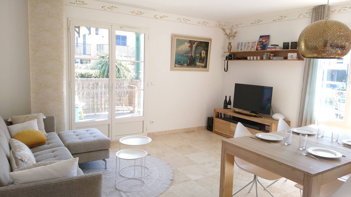 La Croix-Valmer Apartment | Premium air conditioned 2 bedroom apartment in secure residence with swimming pool