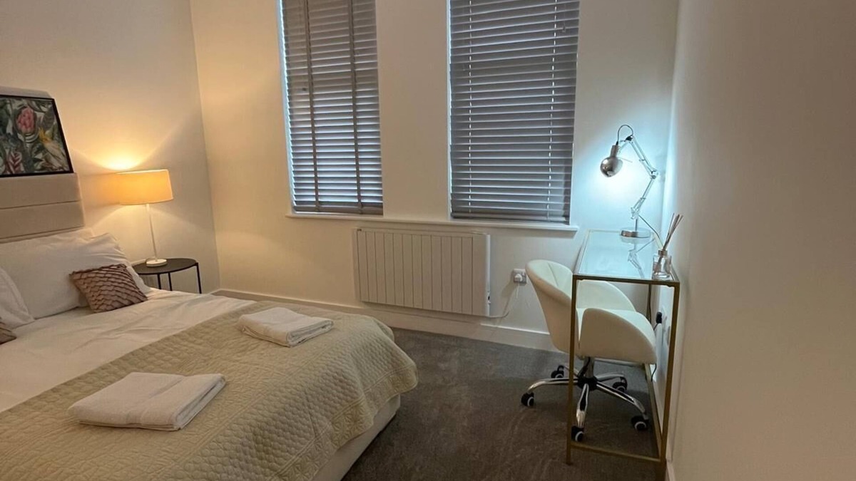 Cliftonville Apartment | Premium apartment close to the beach, Turner contemporary and dreamland Pets ok.