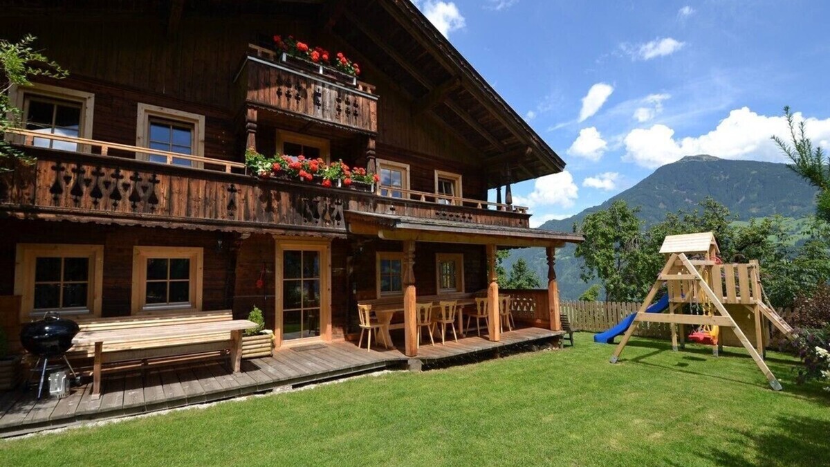 Emberg Ski Chalet | Premium Chalet Zirbe - SKI in/SKI out, Sauna-Jacuzzi - by "wachterhof"