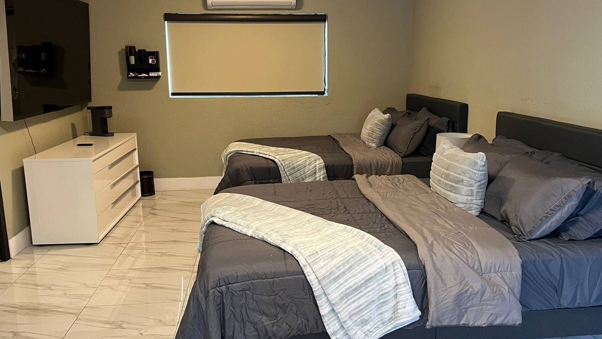 Ludlam Apartment | Premium Cozy hotel suite with WiFi and AC in charming Miami