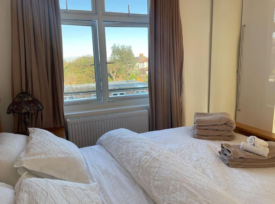 Cranbrook Apartment | Premium flat! Enjoy luxurious white Egyptian bedding near Gants Hill Station, Ilford, London