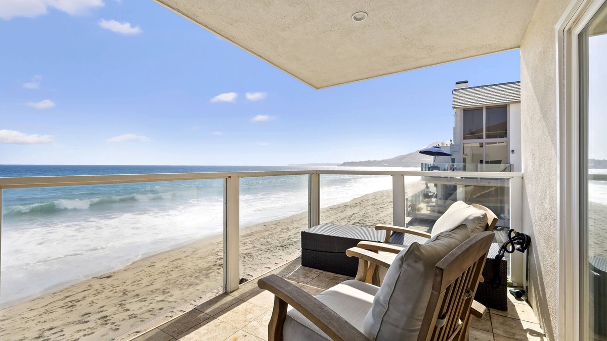 Central Malibu Condo | Premium High Tech Malibu Road Beach House 5 Stars