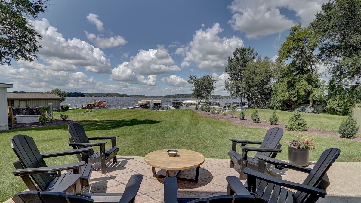 Pewaukee House | Premium Pewaukee Lakefront Home