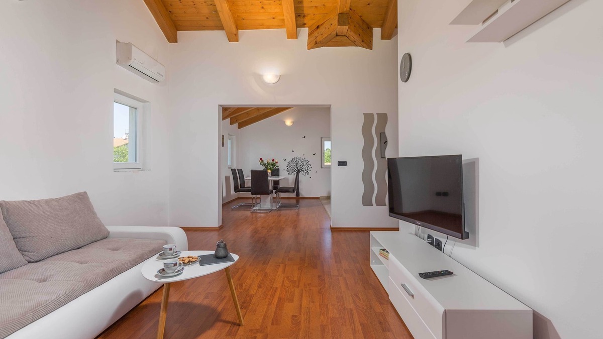 Fiorini Apartment | Premium Two-Bedroom Apartment/BEACH 5 minutes/GARDEN