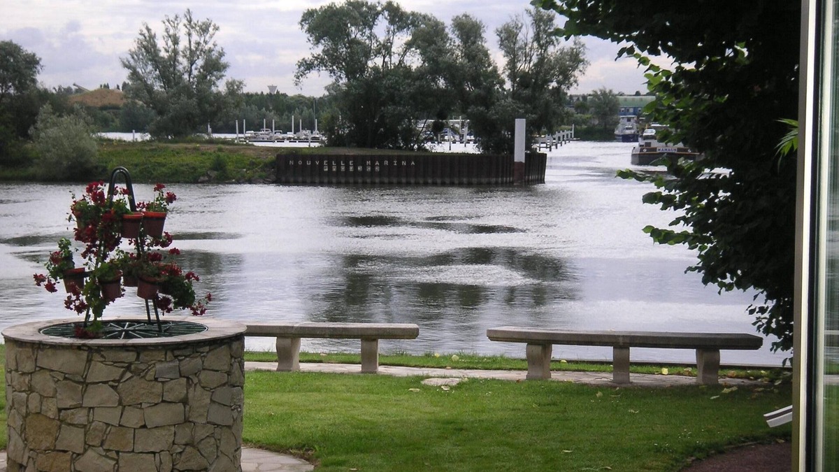 Villennes-sur-Seine Apartment | PRES PARIS VERSAILLES CHARMING 2 ROOMS WITH TERRACE AND GARDEN BY THE SEINE