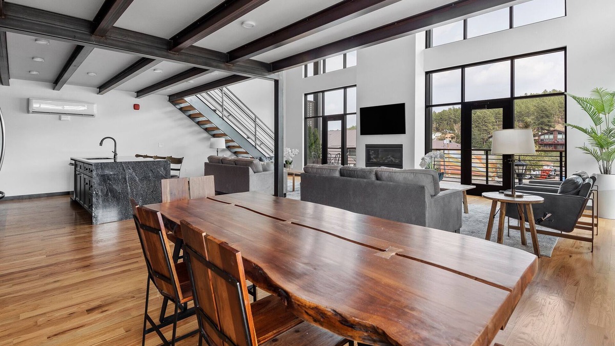 Hill City Apartment | Presidential Luxury Loft 2 Downtown Main
