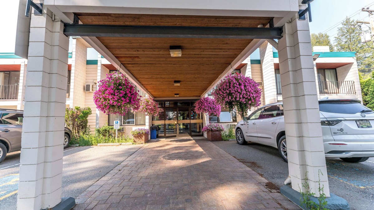 Quesnel Hotel | Prestige Riverside Lodge