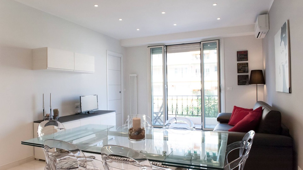 Old Town Apartment | Prestigious apartment, 20 m from the sea and Casino, Menton center