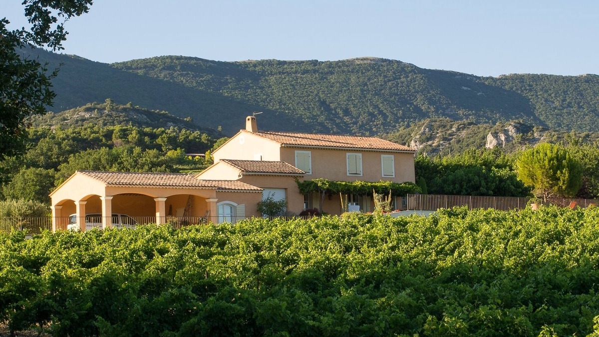 Cabrieres-dʼAigues House | Prestigious South Luberon house in quiet location, air-conditioned with heated pool