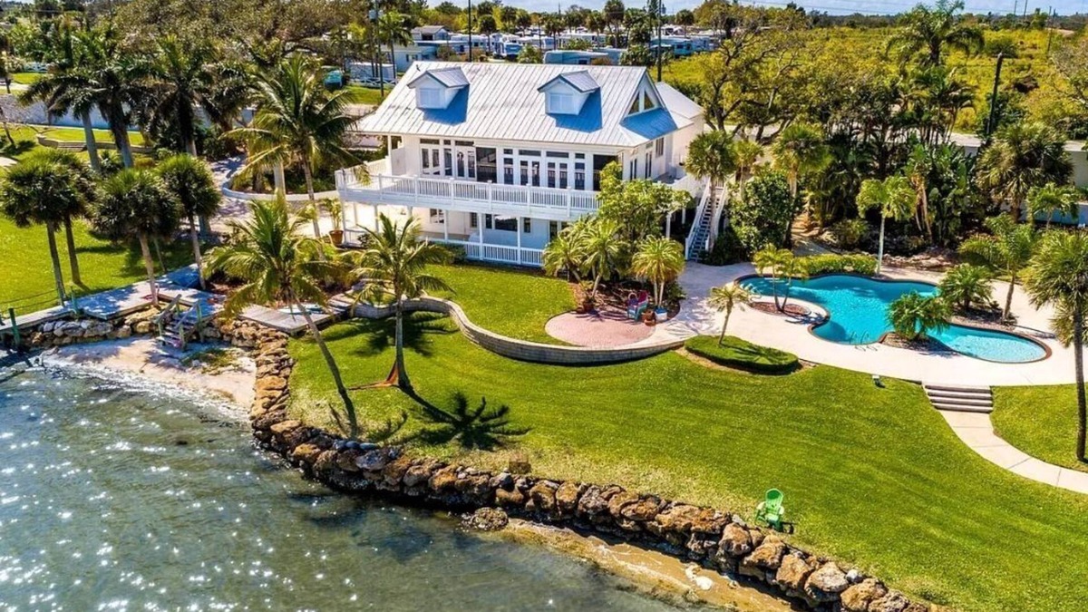 Malabar Villa | Prestigious waterfront Villa