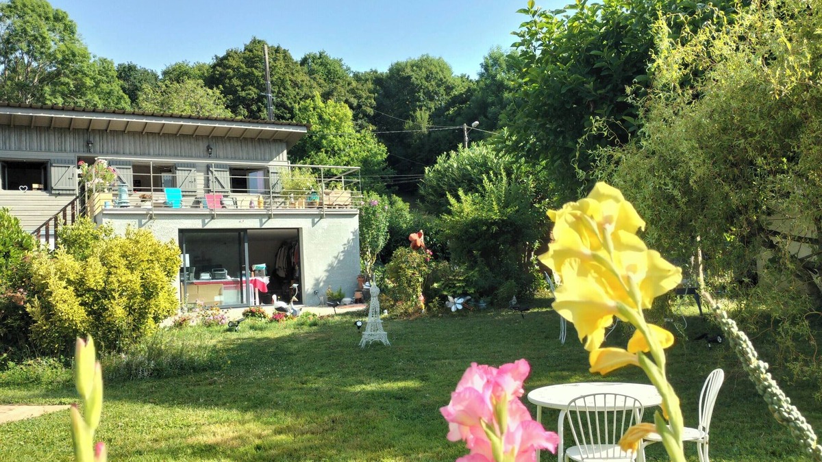 Cloyes-les-Trois-Rivieres Ski Chalet | Pretty cottage on the banks of the Loir nestling in a green setting.