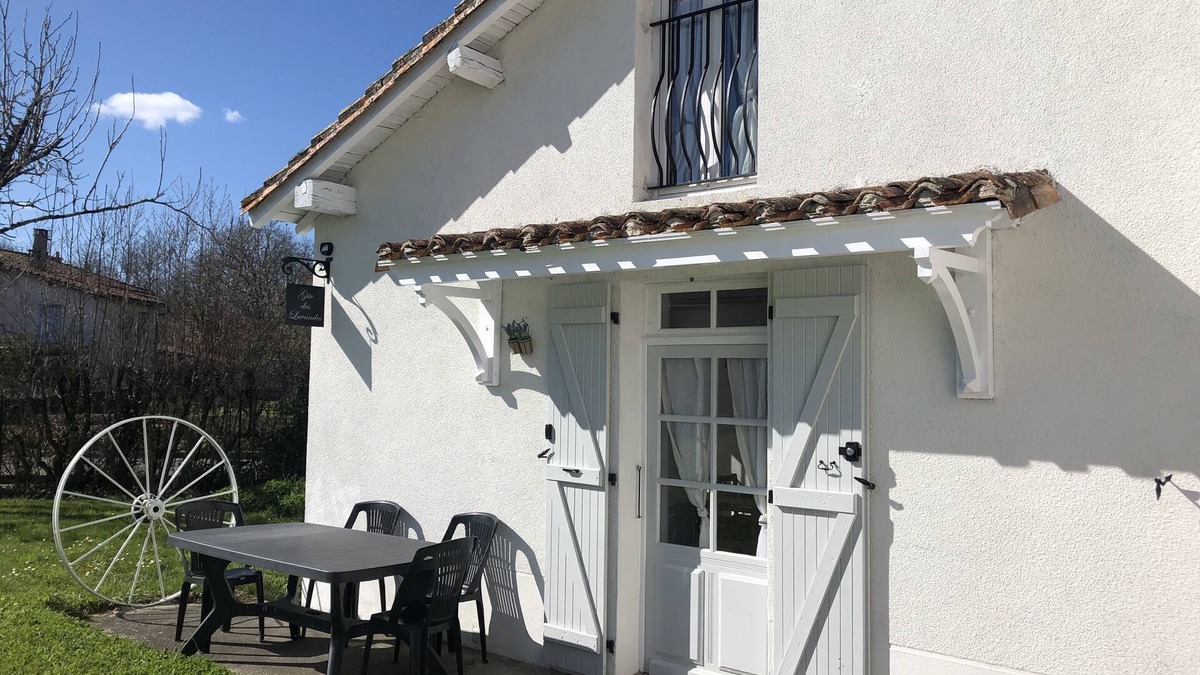 Oradour-Fanais Cottage | Pretty cosy Cottage sleeps 4 in Oradour Fanais,