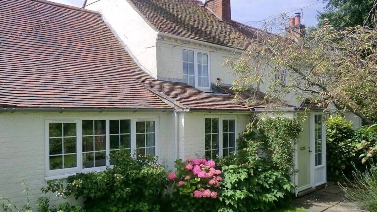 Fishbourne House | Pretty Cottage Near City & Sea