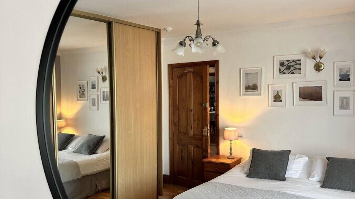 Malahide House | Pretty double room in a cozy Guest House, close to Malahide Castle and Dublin Airport