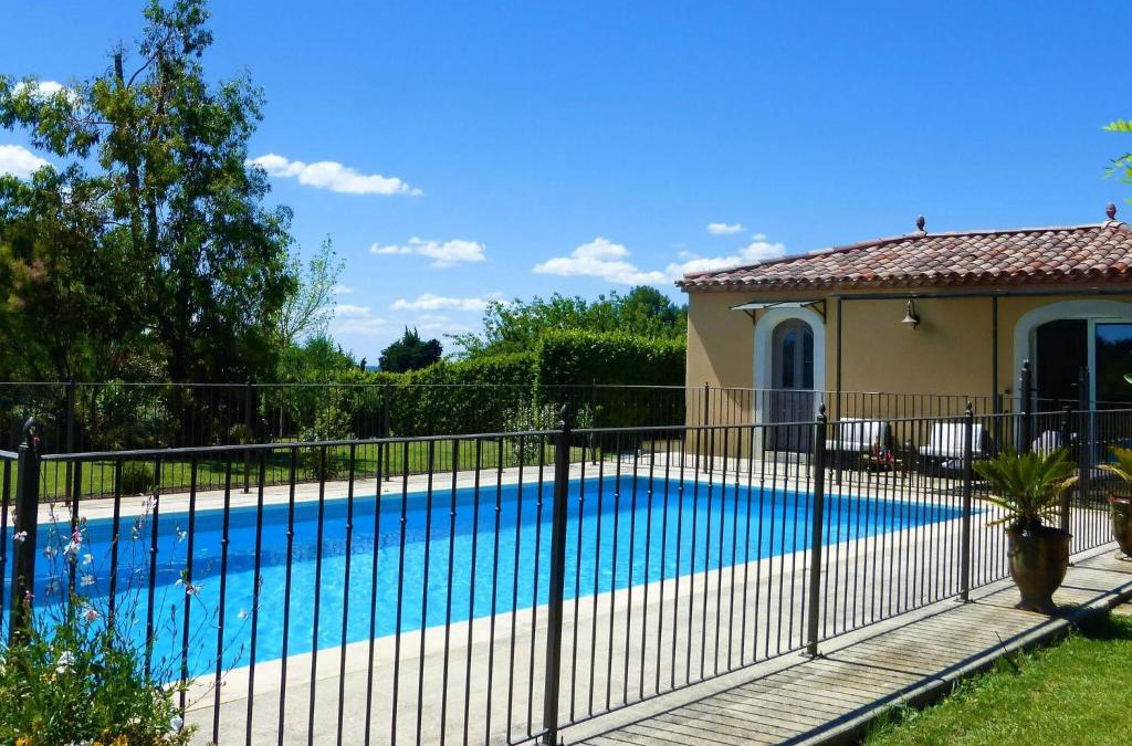 L'Isle-sur-la-Sorgue House | Pretty holiday home with shared pool, L'Isle-sur-la-Sorgue