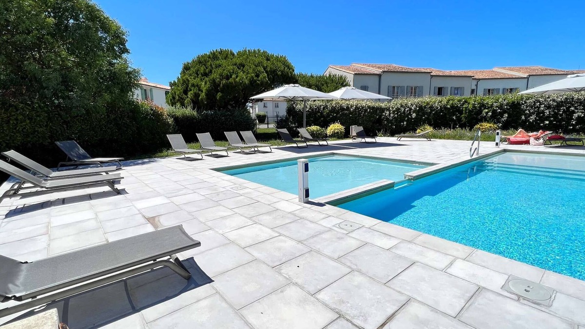 Ars-en-Re House | Pretty house in residence - yard - pool - parking