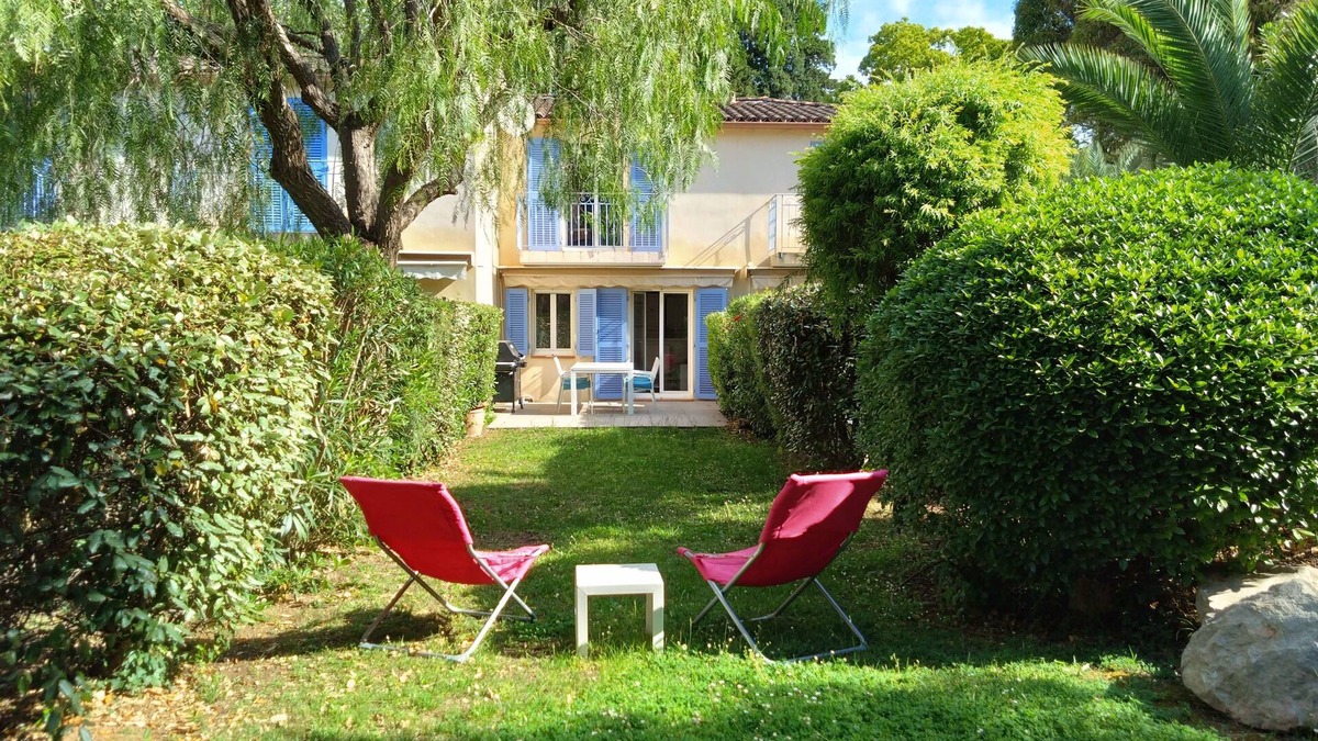 Juan-les-Pins House | Pretty House With Garden In Residence With Swimming Pool