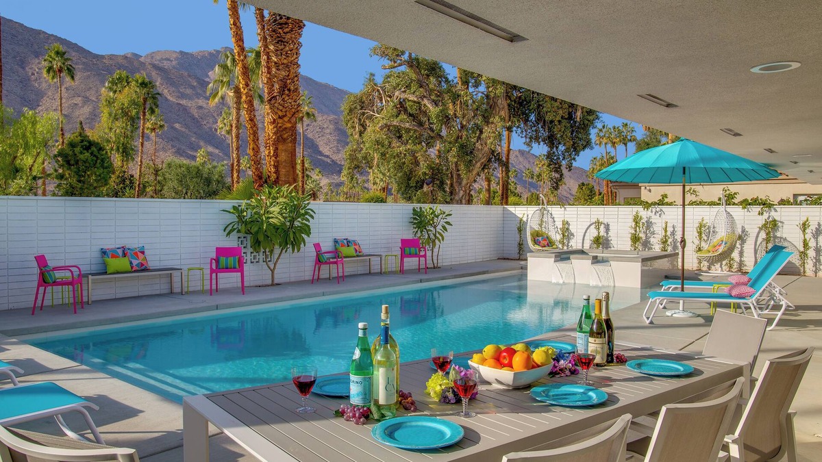 Canyon Corridor House | Pretty in Pink at Indian Canyons