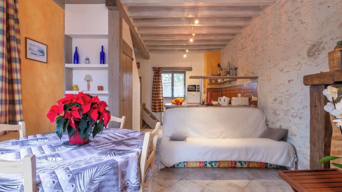 Lassay-sur-Croisne Apartment | Pretty little Solognot apartment