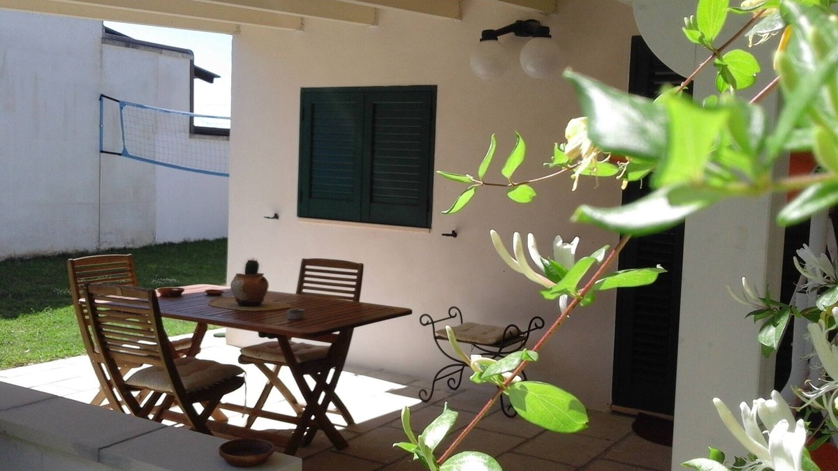 Porto Badisco House | Pretty little house by the sea surrounded by greenery in the center of Porto Badisco.