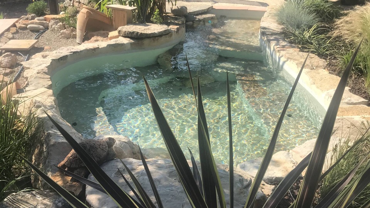 Draguignan House | Pretty little listed maset with natural Jacuzzi
