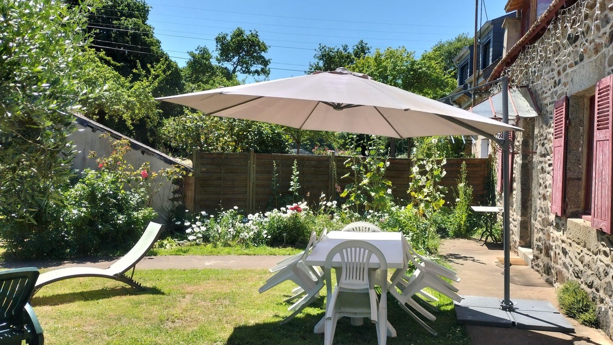 Plourhan House | Pretty longère with enclosed garden, 3 *. Ajoncs d'Or beaches and golf nearby.