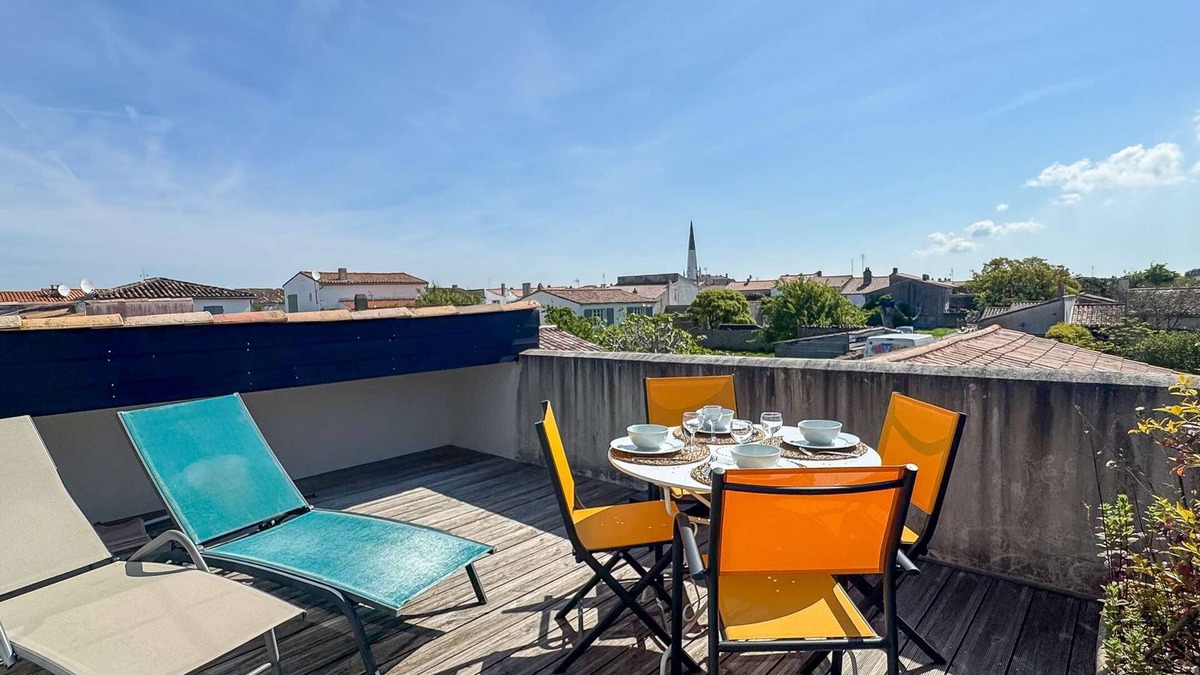Ars-en-Re House | Pretty, quiet apartment with a view of the bell tower