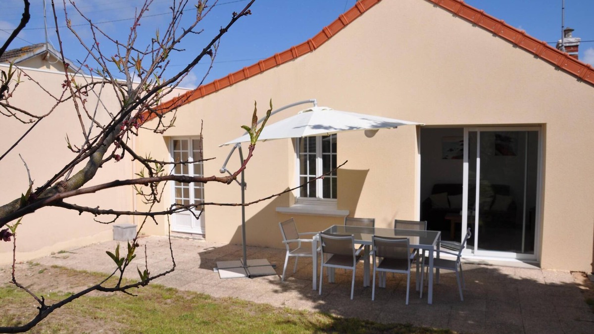 Langrune-sur-Mer House | Pretty seaside house with terrace and south-facing garden. Rated 3*
