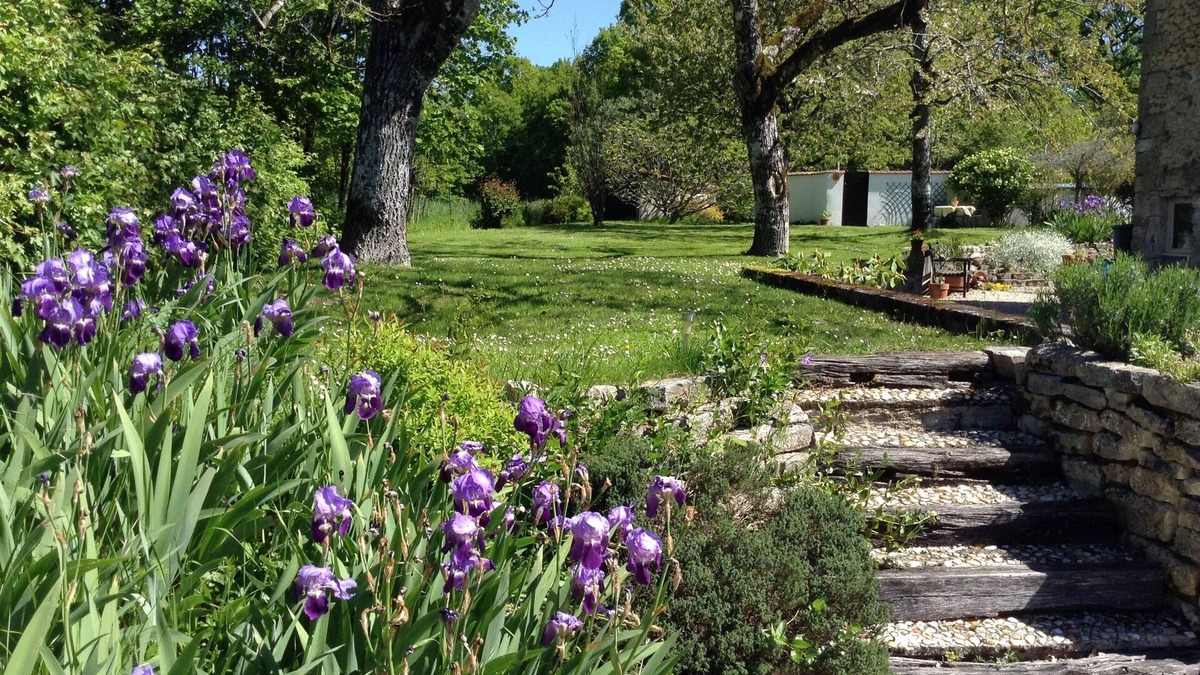 Leguillac-de-Cercles Cottage | Pretty Stone Cottage with pool in Perigord Vert near Brantôme