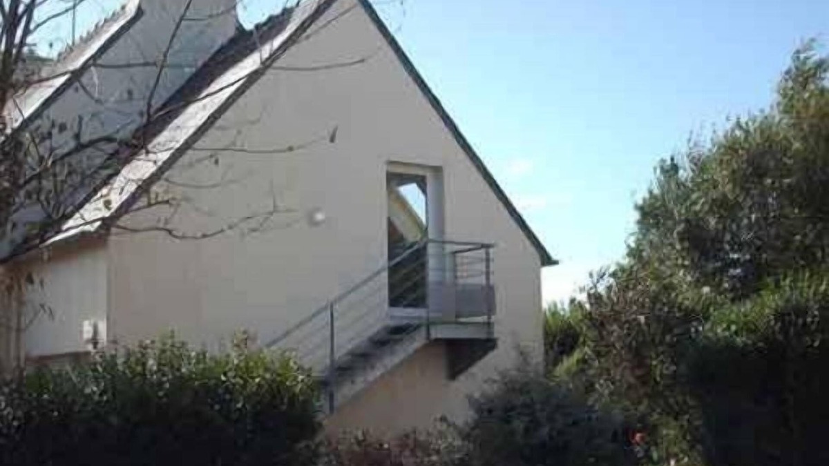 Locmaria-Plouzane Apartment | Pretty studio, mature property, all mod cons/sea/private access to beach