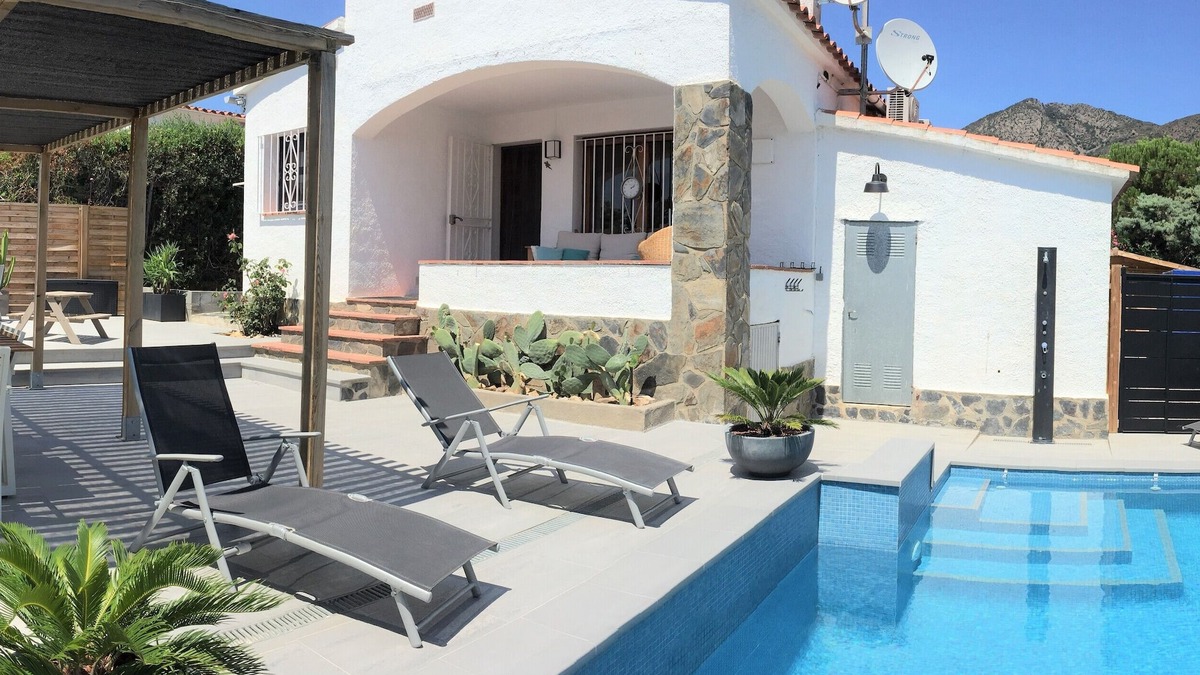 El Mas Bosca House | Pretty villa with private pool, near the sea.