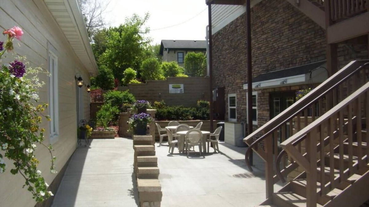 Waukesha Hotel | Price Pointe Inn
