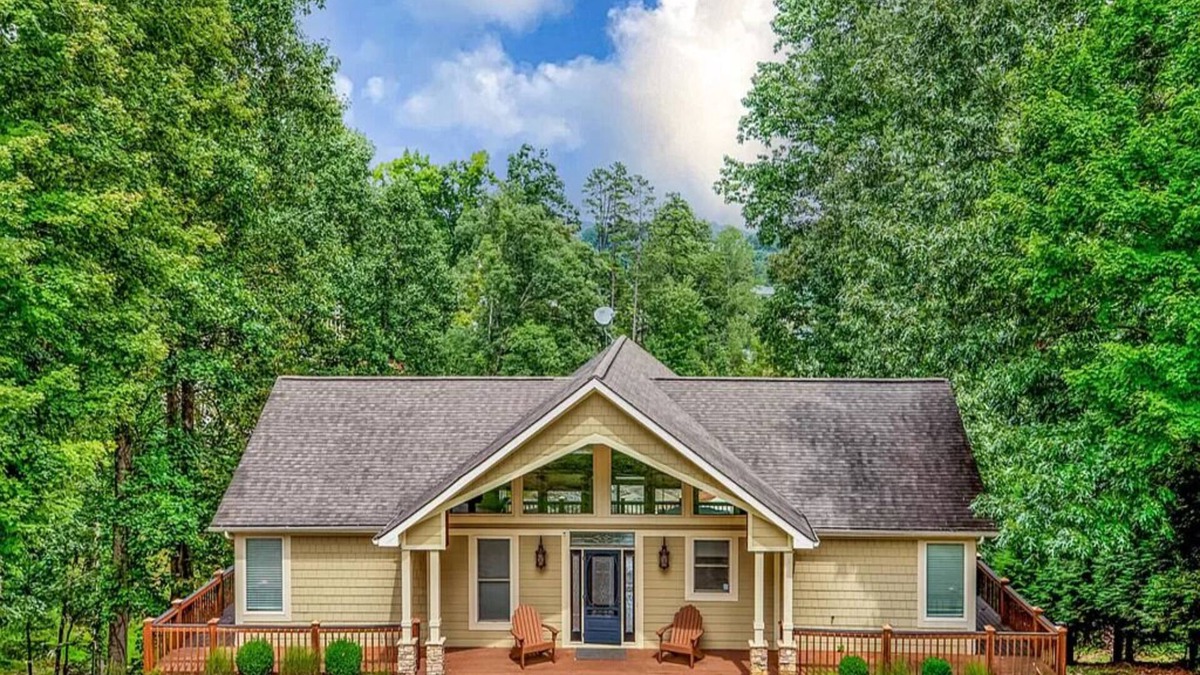 La Follette House | Prima Vista! New listing! Lake House with Beautiful Views in a Secluded Cove