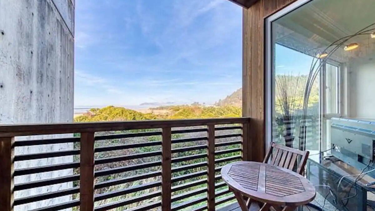 Rockaway Beach Condo | Prime Beach Front Ocean Views - 30 Second Walk to Beach!