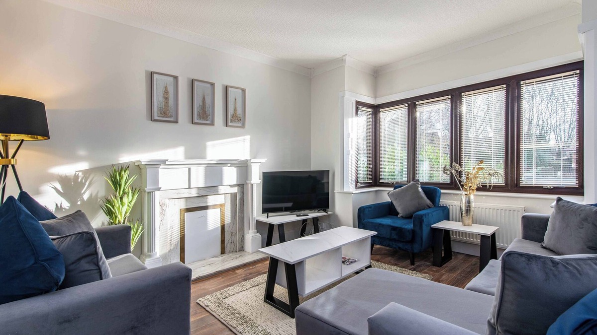 Toton House | Prime Beeston 3-Bed House with Driveway & Wi-Fi