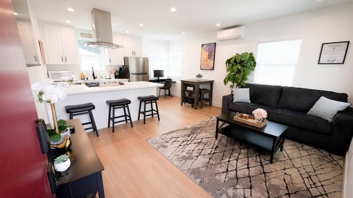 Burbank Apartment | Prime Burbank Location – New 1 Bedroom Near Studios, Dining, Museums & More!