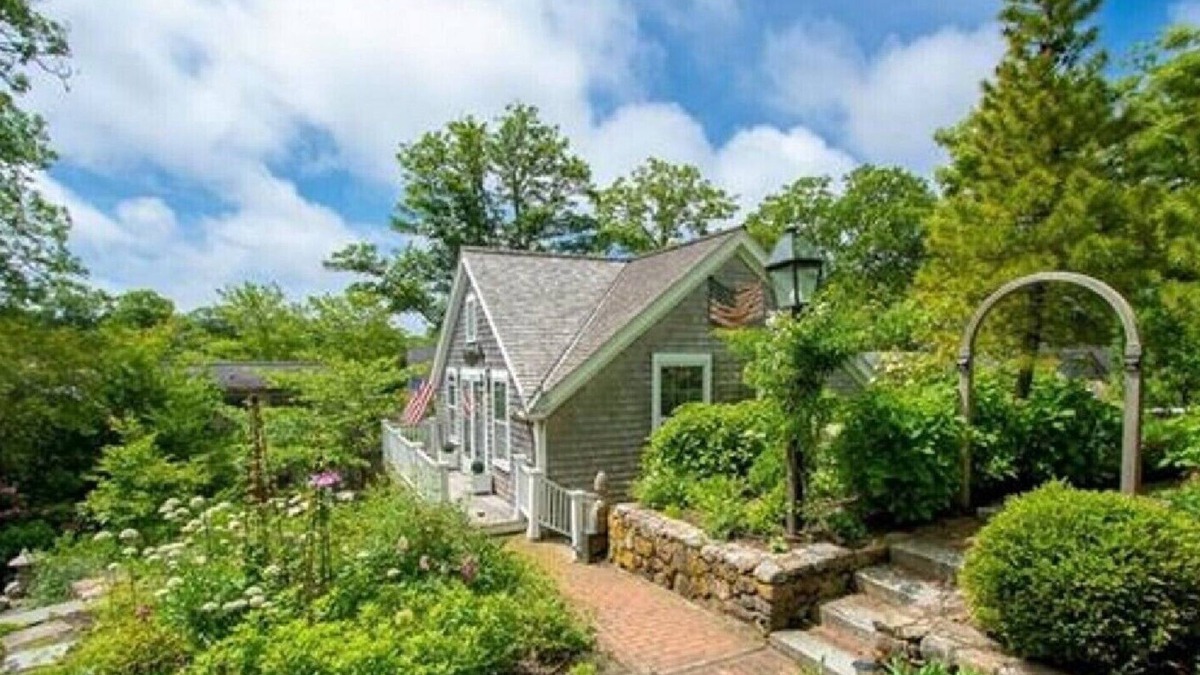 Brant Point House | Prime cliff road location, Walk to town, great light, duplex home,