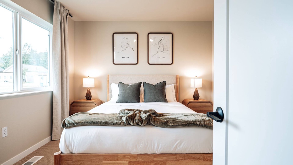 Eagle River Condo | Prime Eagle River Stay : Walkable Location