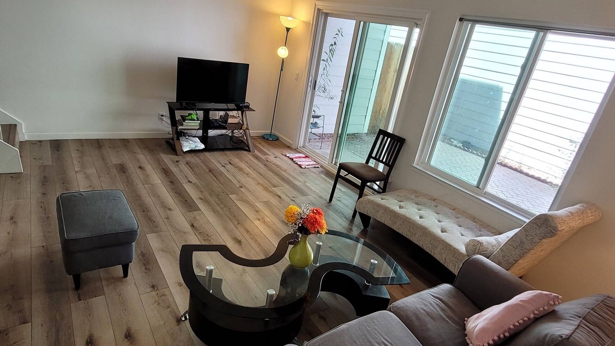 Pleasanton House | Prime location - 2-bedroom townhome in Pleasanton with AC, WiFi
