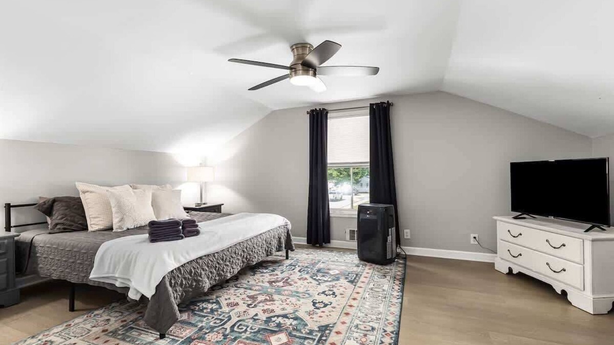 Warren Apartment | Prime Location! 2BR, King Bed w/Private Laundry
