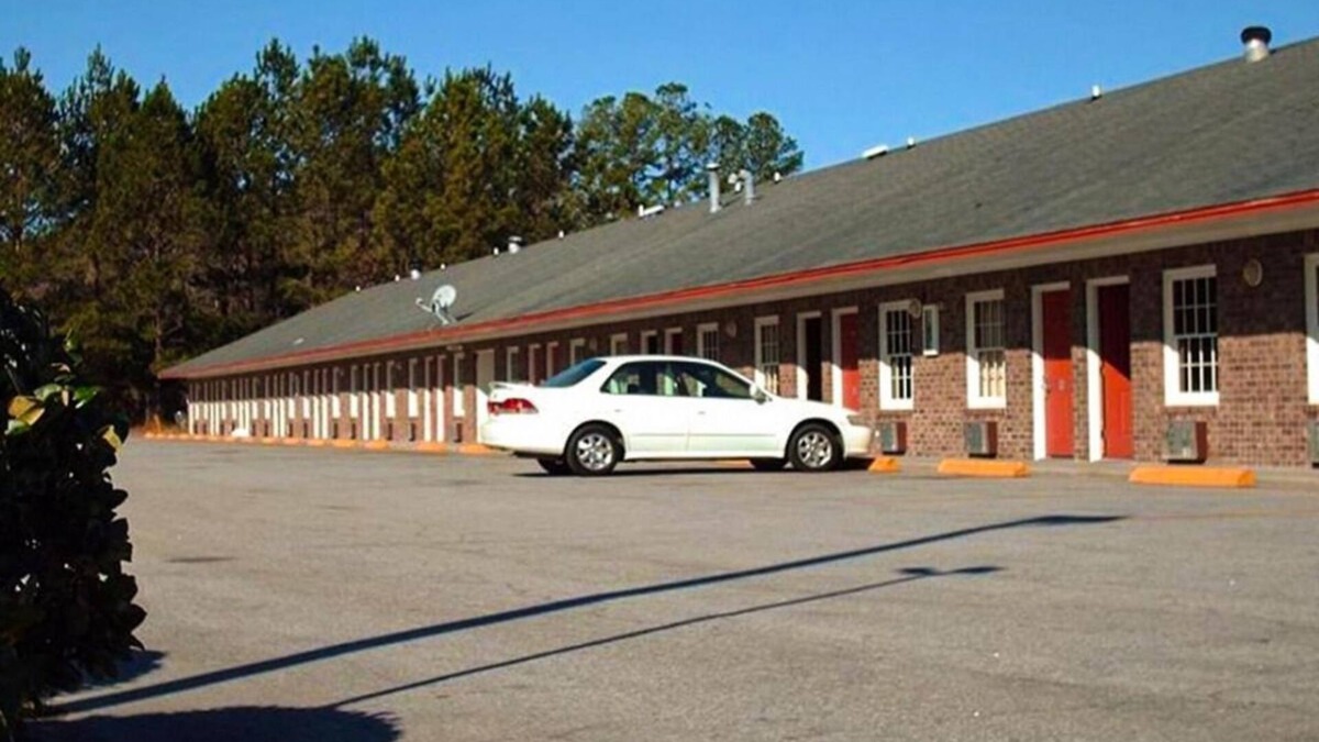 Ridgeland Hotel | Prime Location! 4 Convenient Units, Free Parking, Near Harold Turpin Park