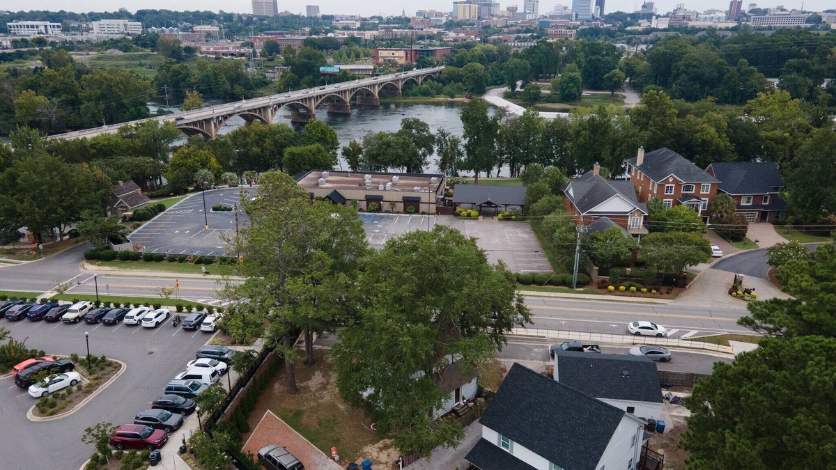 Columbia House | Prime location! 4 BDRM Duplex + Sleeps 10 + Fire pit + 3 mins to Downtown Cola