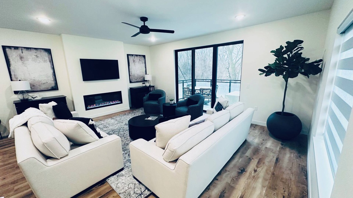 Arnolds Park House | Prime Location! Beautiful and spacious 3-bedroom townhome in the heart of Boji!