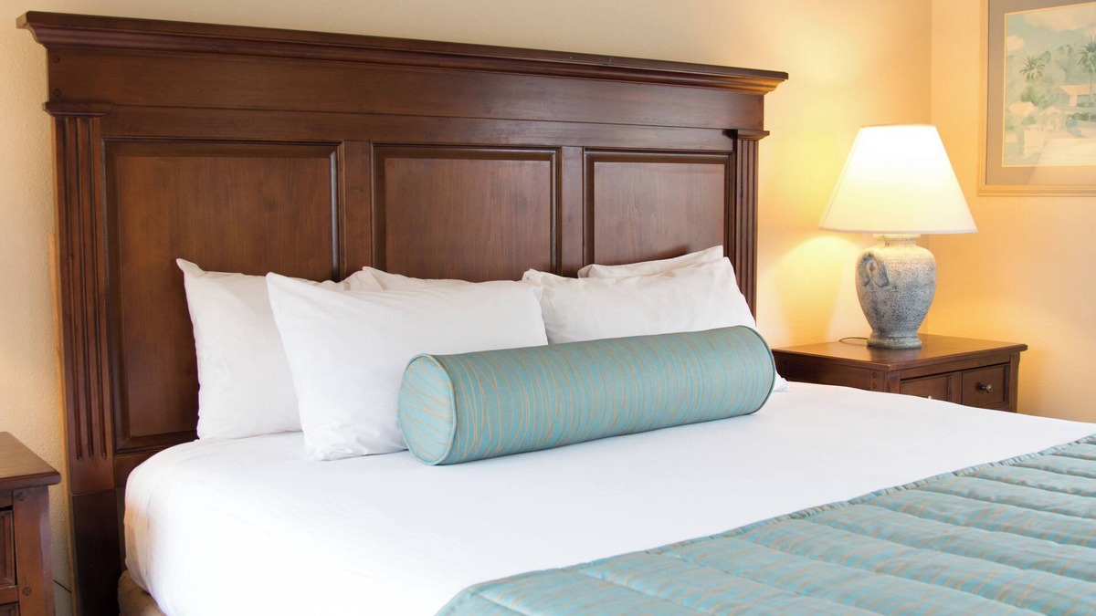 Oxnard Shores Hotel | Prime Location! Fully Equipped Kitchen, Parking Onsite!